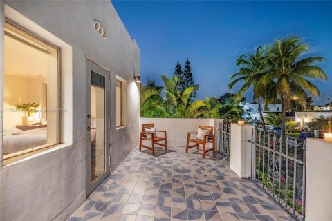 Casa en alquiler en Miami, Florida, 5 dormitorios, 252.04 m2 № 2020507 - foto 23