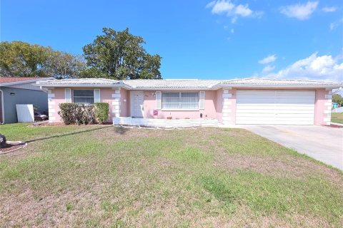 House in Port Richey, Florida 2 bedrooms, 129.97 sq.m. № 2205553