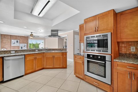 House in Maitland, Florida 4 bedrooms, 278.71 sq.m. № 2150973 - photo 5