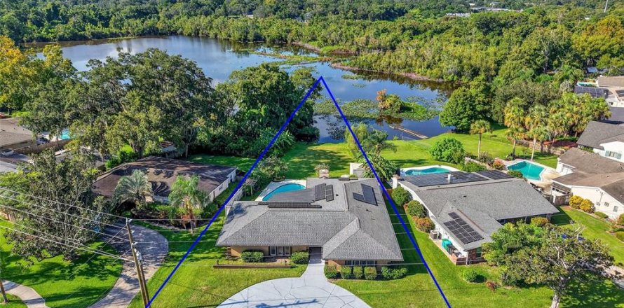 House in Maitland, Florida 4 bedrooms, 278.71 sq.m. № 2150973