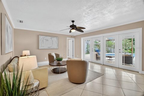 House in Maitland, Florida 4 bedrooms, 278.71 sq.m. № 2150973 - photo 3