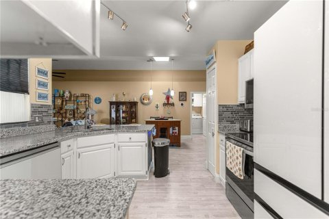 Villa ou maison à vendre à Deltona, Floride: 4 chambres, 176.24 m2 № 2423828 - photo 29