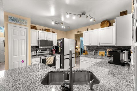 Villa ou maison à vendre à Deltona, Floride: 4 chambres, 176.24 m2 № 2423828 - photo 28