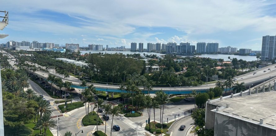 Студия в кондо в Санни-Айлс-Бич, Флорида № 1940148