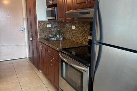 Купить кондоминиум в Санни-Айлс-Бич, Флорида 33.44м2, № 1940148 - фото 3