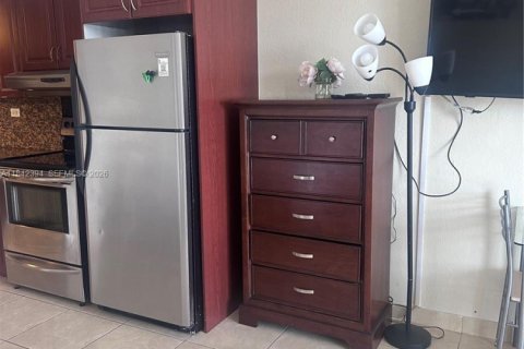 Купить кондоминиум в Санни-Айлс-Бич, Флорида 33.44м2, № 1940148 - фото 24