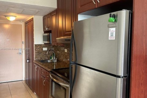 Купить кондоминиум в Санни-Айлс-Бич, Флорида 33.44м2, № 1940148 - фото 4