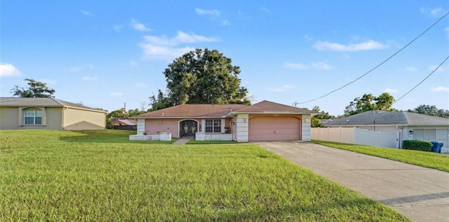Villa ou maison à Spring Hill, Floride 2 chambres, 162.58 m2 № 2398394