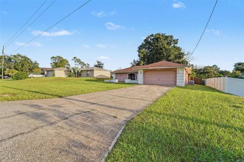 Villa ou maison à vendre à Spring Hill, Floride: 2 chambres, 162.58 m2 № 2398394 - photo 5