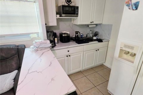 Commercial property in Miami Gardens, Florida 1 bedroom № 1946429 - photo 5