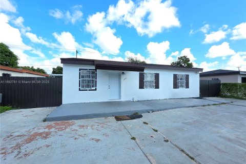 Commercial property in Miami Gardens, Florida 1 bedroom № 1946429 - photo 1