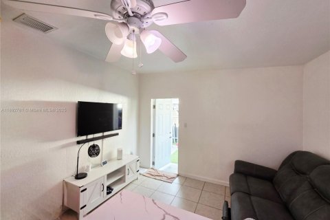 Commercial property in Miami Gardens, Florida 1 bedroom № 1946429 - photo 4