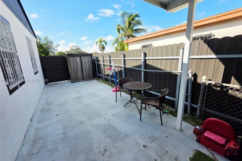 Commercial property in Miami Gardens, Florida 1 bedroom № 1946429 - photo 3