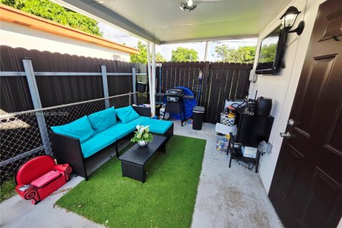 Commercial property in Miami Gardens, Florida 1 bedroom № 1946429 - photo 2
