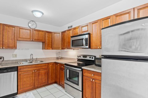 Condo in Hallandale Beach, Florida, 2 bedrooms  № 2041192 - photo 5