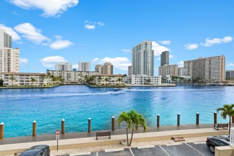 Condo in Hallandale Beach, Florida, 2 bedrooms  № 2041192 - photo 18