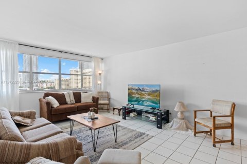 Condo in Hallandale Beach, Florida, 2 bedrooms  № 2041192 - photo 4