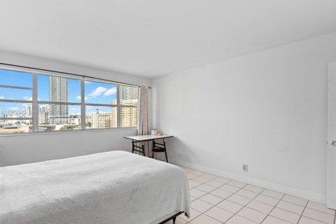 Condo in Hallandale Beach, Florida, 2 bedrooms  № 2041192 - photo 9