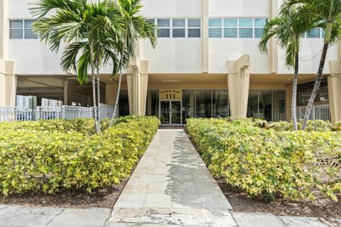Condo in Hallandale Beach, Florida, 2 bedrooms  № 2041192 - photo 20