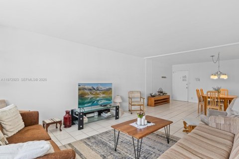 Condo in Hallandale Beach, Florida, 2 bedrooms  № 2041192