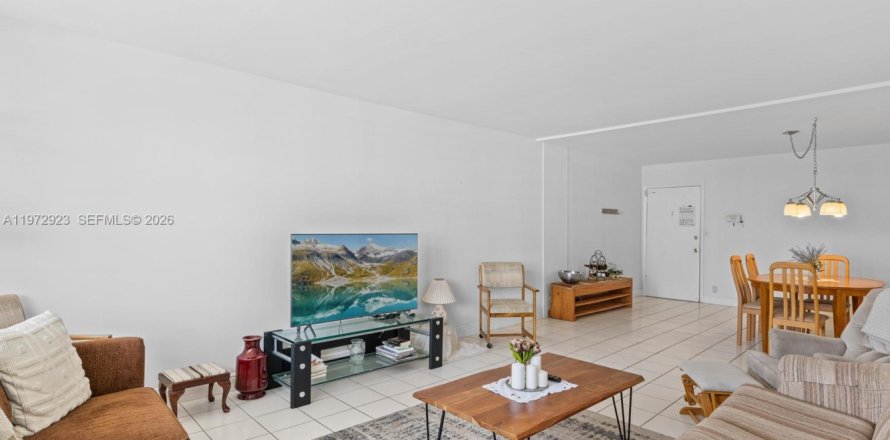 Condo in Hallandale Beach, Florida, 2 bedrooms  № 2041192