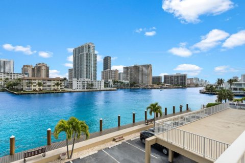 Condo in Hallandale Beach, Florida, 2 bedrooms  № 2041192 - photo 17