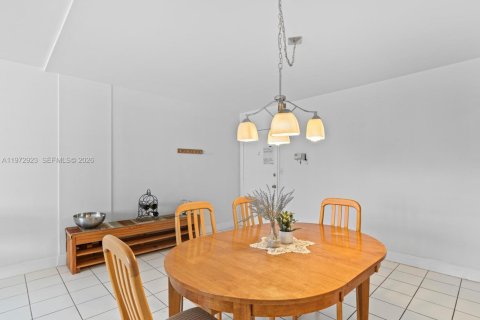 Condo in Hallandale Beach, Florida, 2 bedrooms  № 2041192 - photo 3