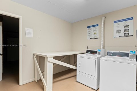 Condo in Hallandale Beach, Florida, 2 bedrooms  № 2041192 - photo 12