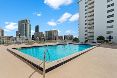Condo in Hallandale Beach, Florida, 2 bedrooms  № 2041192 - photo 15