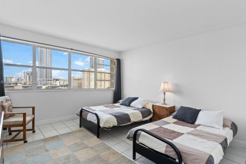 Condo in Hallandale Beach, Florida, 2 bedrooms  № 2041192 - photo 6
