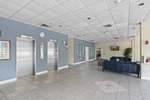 Condo in Hallandale Beach, Florida, 2 bedrooms  № 2041192 - photo 21