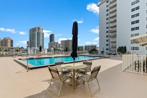 Condo in Hallandale Beach, Florida, 2 bedrooms  № 2041192 - photo 16