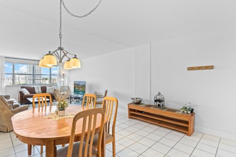 Condo in Hallandale Beach, Florida, 2 bedrooms  № 2041192 - photo 2