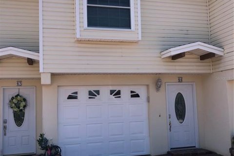 Townhouse in Indian Shores, Florida 3 bedrooms, 138.24 sq.m. № 1915846 - photo 1