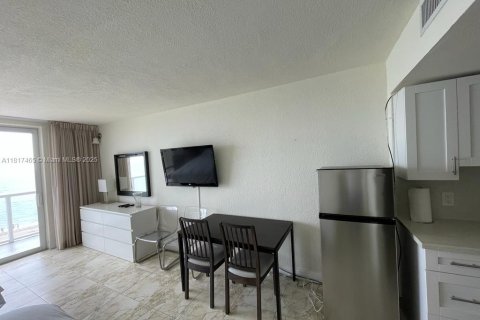 Condo in Sunny Isles Beach, Florida № 1980557 - photo 5