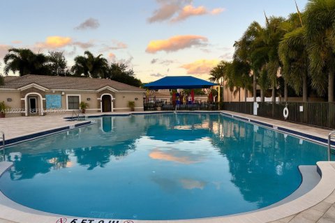 House in Miami, Florida 3 bedrooms, 182.55 sq.m. № 2078261 - photo 25