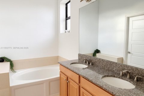 House in Miami, Florida 3 bedrooms, 182.55 sq.m. № 2078261 - photo 16