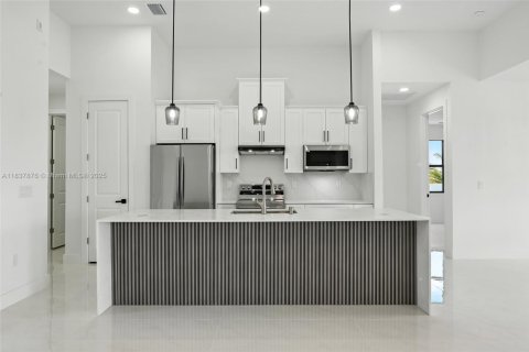 Villa ou maison à vendre à Cape Coral, Floride: 3 chambres, 166.57 m2 № 1966498 - photo 3