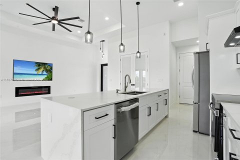 Villa ou maison à vendre à Cape Coral, Floride: 3 chambres, 166.57 m2 № 1966498 - photo 9