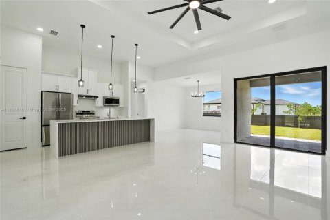Villa ou maison à vendre à Cape Coral, Floride: 3 chambres, 166.57 m2 № 1966498 - photo 2