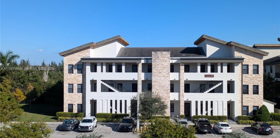 Кондоминиум с 2 комнатами в Дорал, Флорида № 1995716