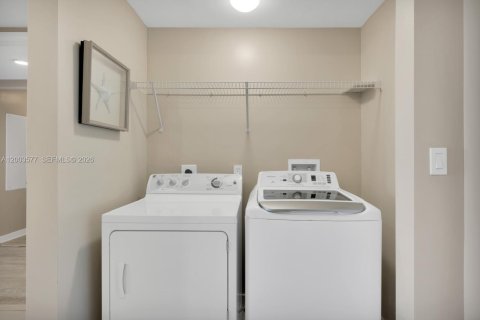 Condo in Hallandale Beach, Florida, 2 bedrooms  № 2068389 - photo 22