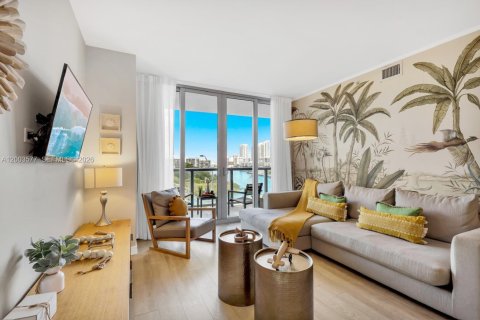 Condo in Hallandale Beach, Florida, 2 bedrooms  № 2068389 - photo 7