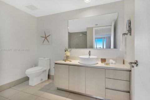 Condo in Hallandale Beach, Florida, 2 bedrooms  № 2068389 - photo 19