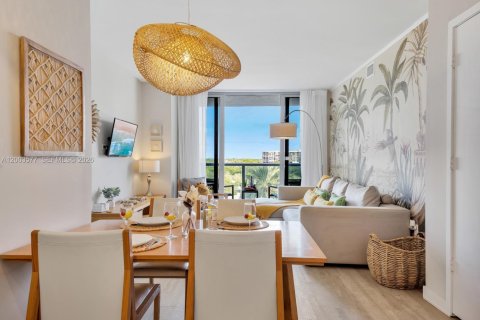 Condo in Hallandale Beach, Florida, 2 bedrooms  № 2068389 - photo 14