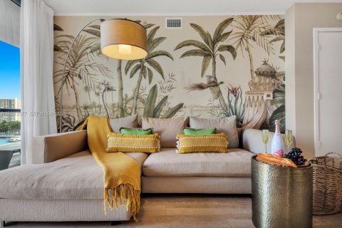 Condo in Hallandale Beach, Florida, 2 bedrooms  № 2068389 - photo 9