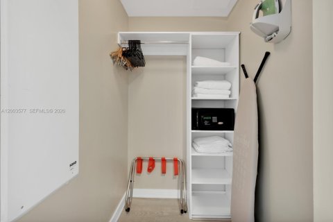 Condo in Hallandale Beach, Florida, 2 bedrooms  № 2068389 - photo 18