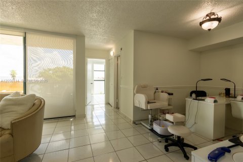 Condo in Miami, Florida, 2 bedrooms № 2248766 - photo 10