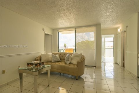 Condo in Miami, Florida, 2 bedrooms № 2248766 - photo 3
