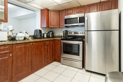Condo in Miami, Florida, 2 bedrooms № 2248766 - photo 15
